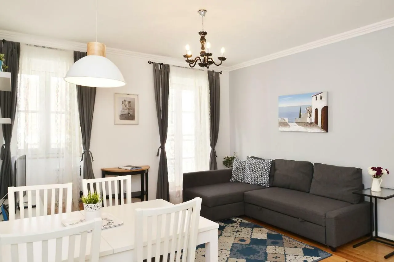 Santana 3 - Checkinhome Lisbon Apartment